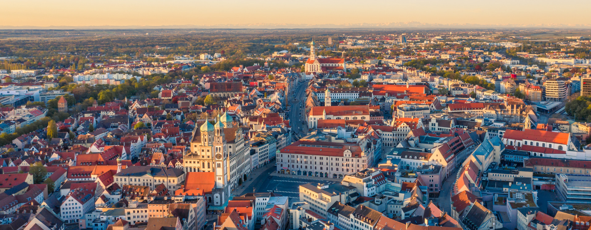 Ein Panoramablick über Augsburg Richtung Süden mit Rathausplatz und Perlachturm im Zentrum